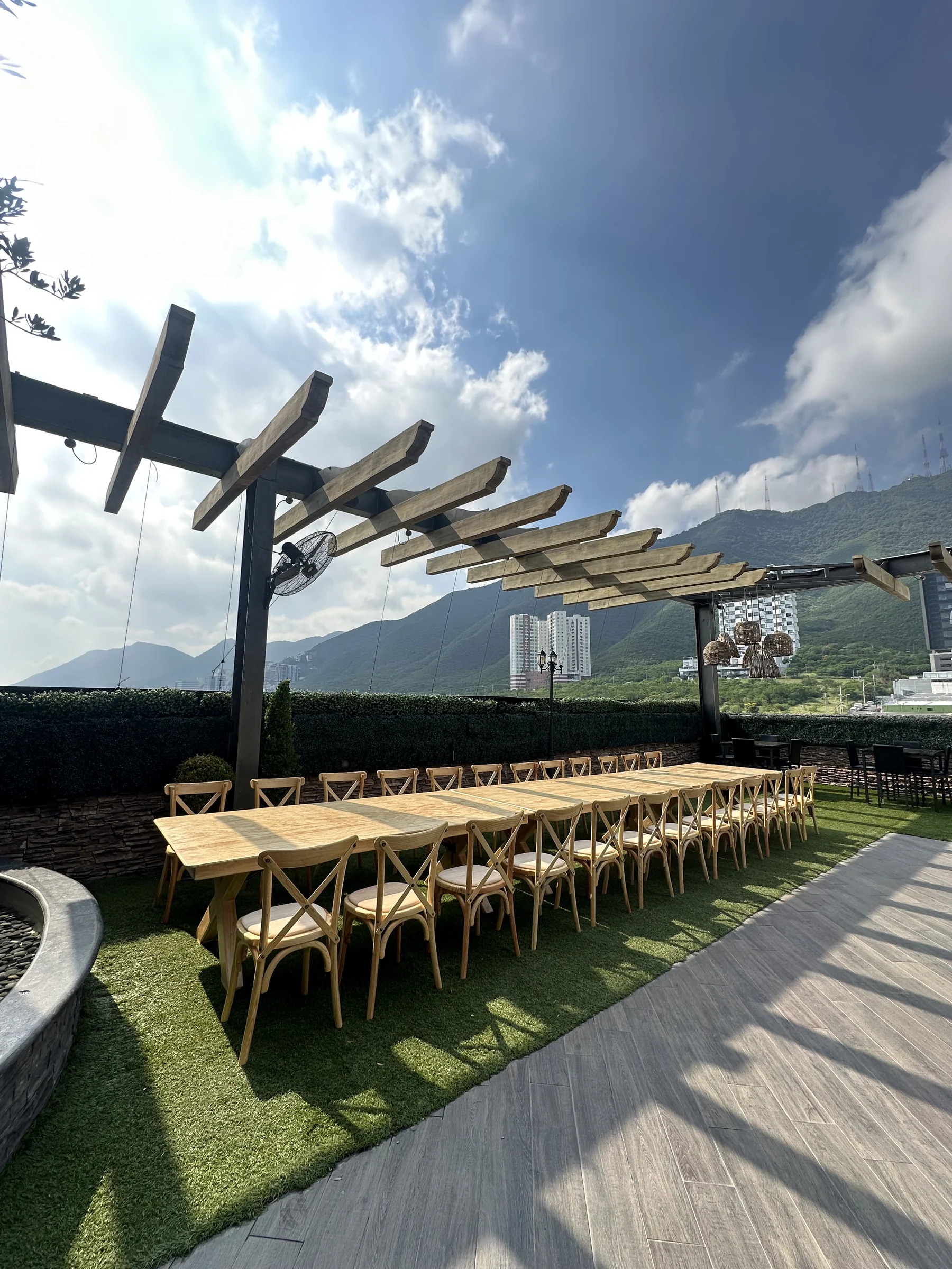 Mesa larga con vista a Monterrey