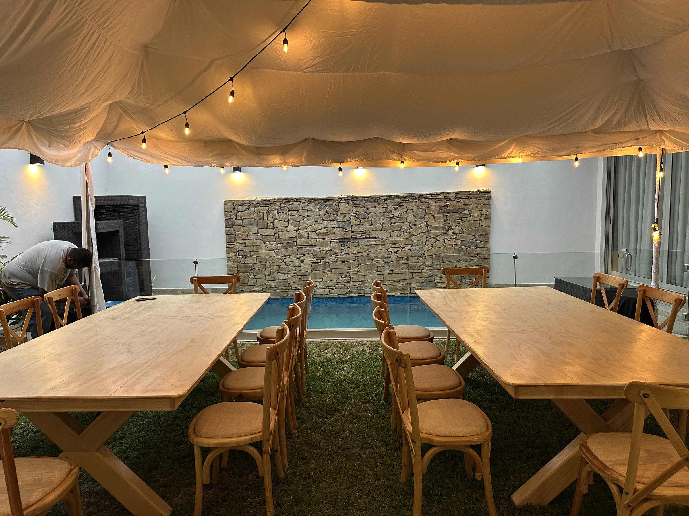 Toldo con mobiliario de madera Celebrex