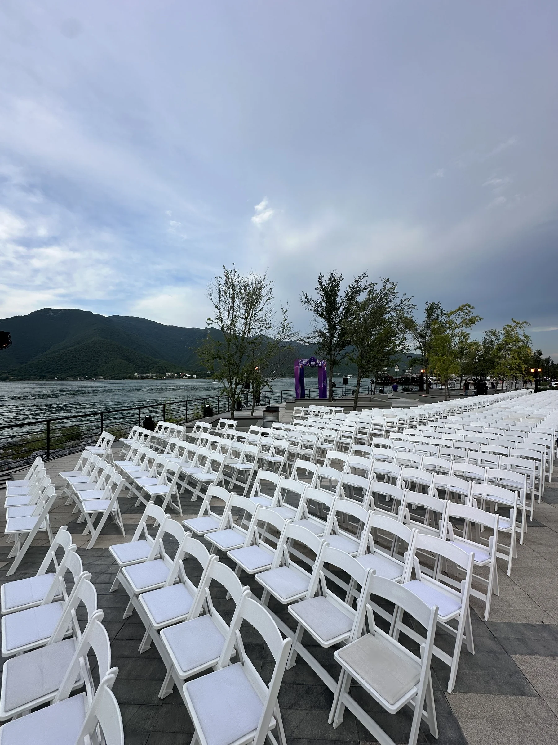 Montaje Celebrex de gran formato con sillas para evento