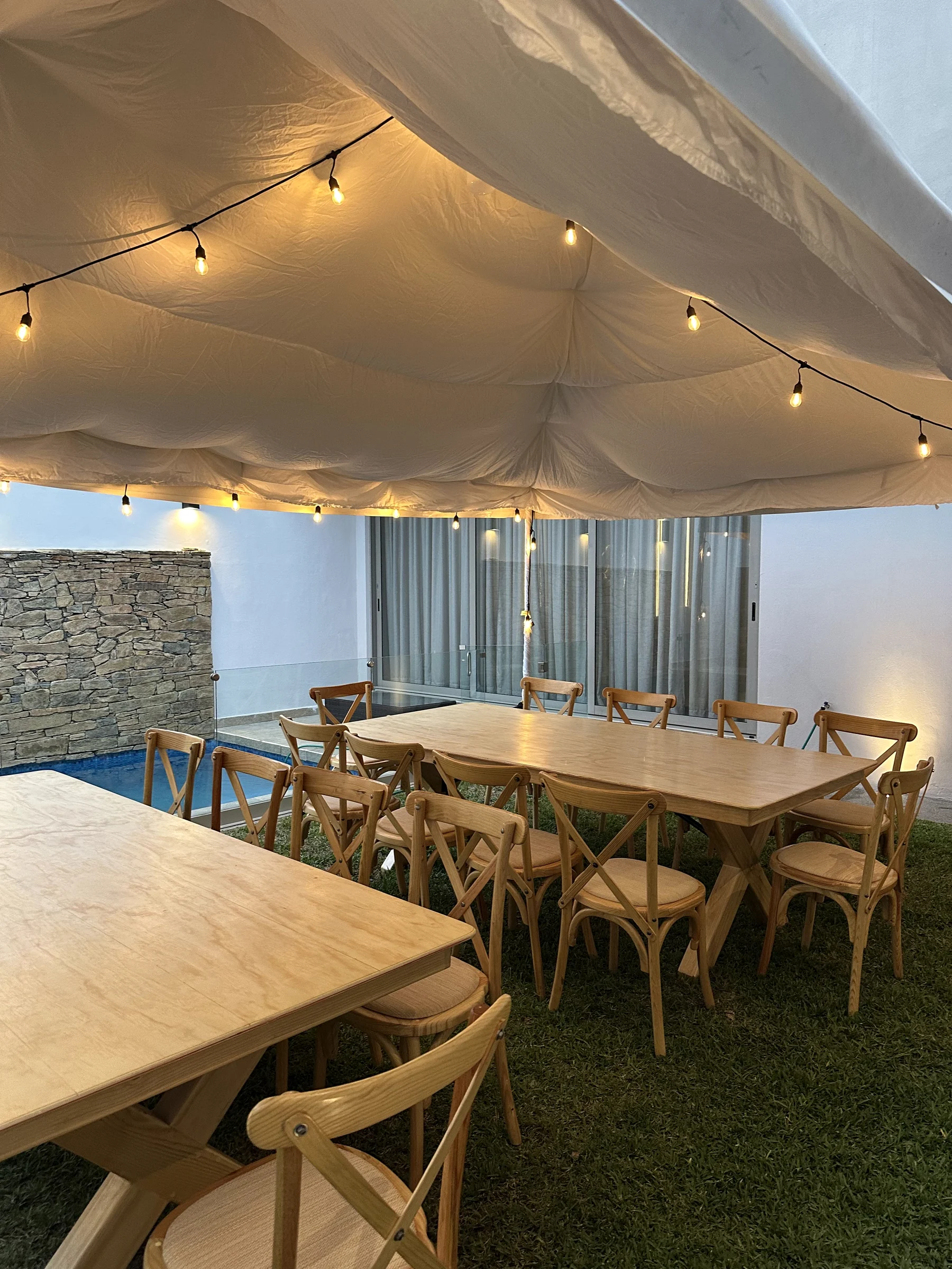 Toldo con mesas de madera