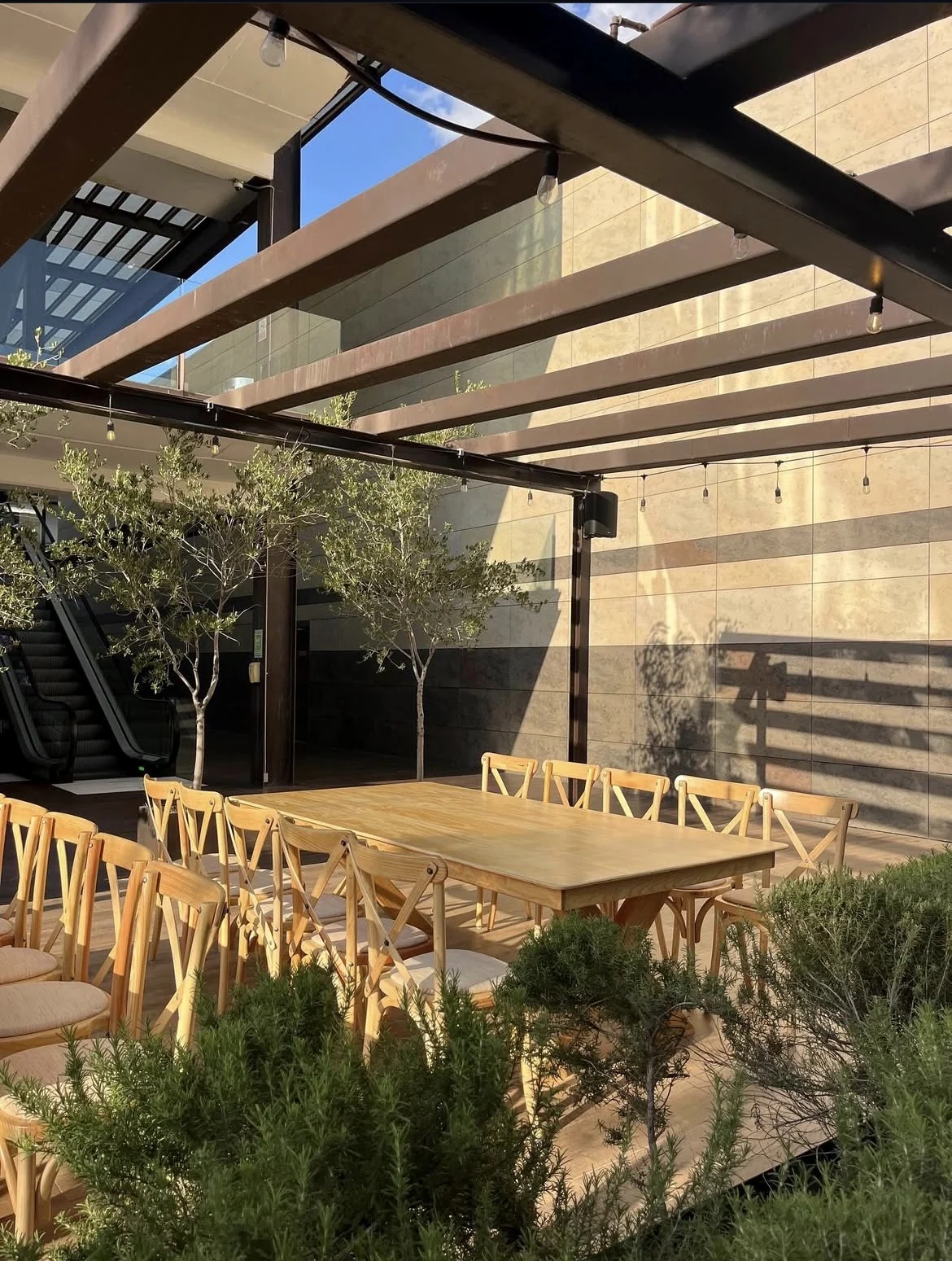 Mobiliario de madera en terraza
